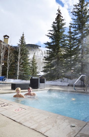 Etter lange dager i bakken, er det godt å lege såre lår og legger i boblebadet på Marriot Hotel. Foto: Mari Bareksten