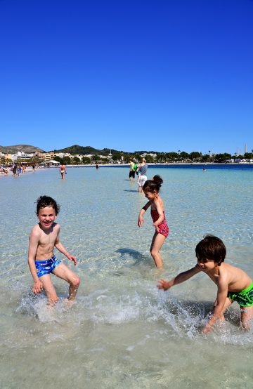 Det er ingen tvil om at Alcudia er barnefamilienes favoritt – her er langgrunne strender, godt beskyttet mot vær og vind innerst i en bukt. Foto: Torild Moland