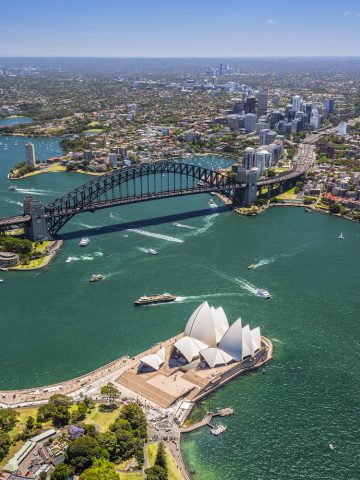 I det sentrale Sydney – området rundt Circular Quay – ser man to av Sydneys mest ikoniske byggverk: det verdenskjente Operahuset og stålbuebroen Sydney Harbour Bridge. Foto: Destination NSW