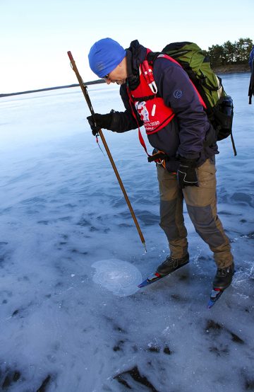 Riktig utstyrt med isbrodder og kasteline sjekker Edgar Barsjø at isen er trygg. Foto: Ida Anett Danielsen 