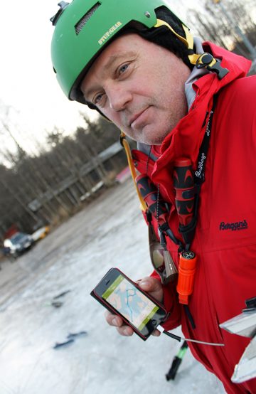 Nils-Jørgen Kraft oppdaterer andre skøyteentusiaster om dagens tur og isforhold via en app. Foto: Ida Anett Danielsen 