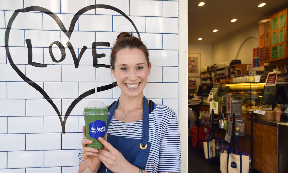 : I helsekostkolonialen The Health Emporium Ved Bondi Beach serverer butikksjef Brittni Giles sunne og grønne smoothies. Eller hva med vegansk iskrem eller en inspirerende kokebok? Foto: Mari Bareksten 