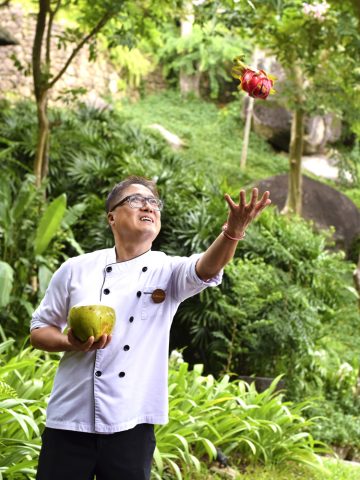 Kjøkkensjef Edmond Kwan (51) sjonglerer med sunne råvarer på kjøkkenet til det holistiske helseresorten Kamalaya sør på den thailandske ferieøya Koh Samui. Foto: Mari Bareksten 