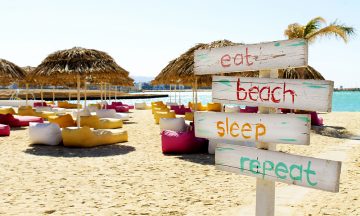 I Aqaba bygges det stort for tiden. Et av de nyeste tilskuddene er den flotte beachcluben AylaB12. Foto: Ida Anett Danielsen