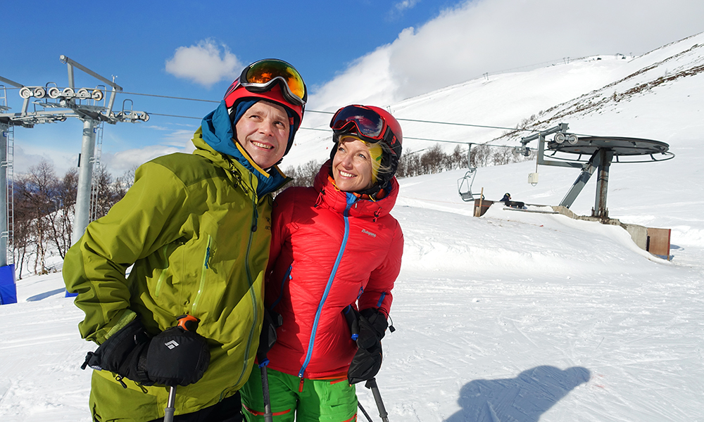 Anne Berit Lorentsen (37) og Trond Hammervoll (51) var ikke optimalt heldige med været i påsken – slushføre og mye vind. Men de koste seg i sola likevel. Foto: Ronny Frimann