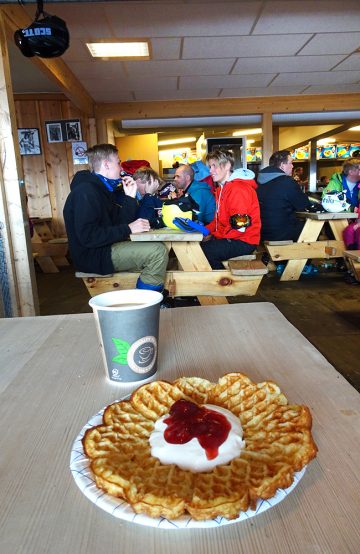 I bakkene er spiseutvalget ikke like lokalfokusert, med mye hamburgere og pommes frites. Men vafler, det er alltid godt. Foto: Torild Moland