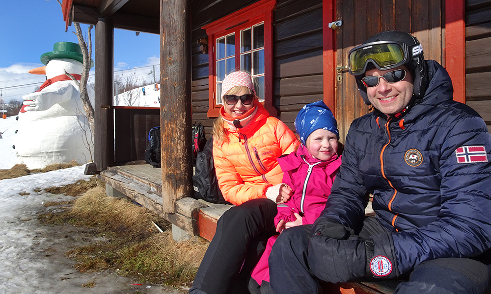 Trysil har kanskje bedre heiser – men bakkene er vel så bra i Oppdal, mener lokalpatrioten Gisle Hammerstrøm (50), som gjerne er i Oppdal fire-fem ganger i året med kona Line Vatn (42) og datteren June V. Hammerstrøm (6). Foto: Torild Moland