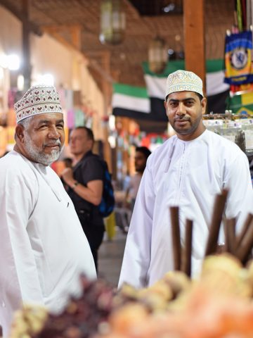 Bruk sansene i kryddersouken, som ligger i den gamle bydelen Deira. Hamud Zaid (54) er på kryddershopping med sønnen Mustafa Al Mahfudhi (30). Foto: Mari Bareksten