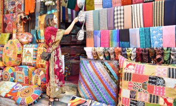 I hele januar er det shoppingfestival i Dubai, og tilbudet er stort og variert. Fra gigantiske kjøpesentre til sjarmerende markeder som den fargerike tekstilsouken. Foto: Mari Bareksten