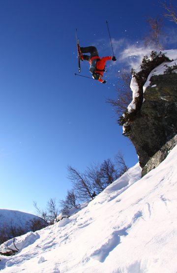 – Kanskje Norges beste skisted, mener lokalpolitiker og skientusiast Trygve Sande, her i en herlig backflip forrige helg. Foto: Tore Meirik/ Fri Flyt