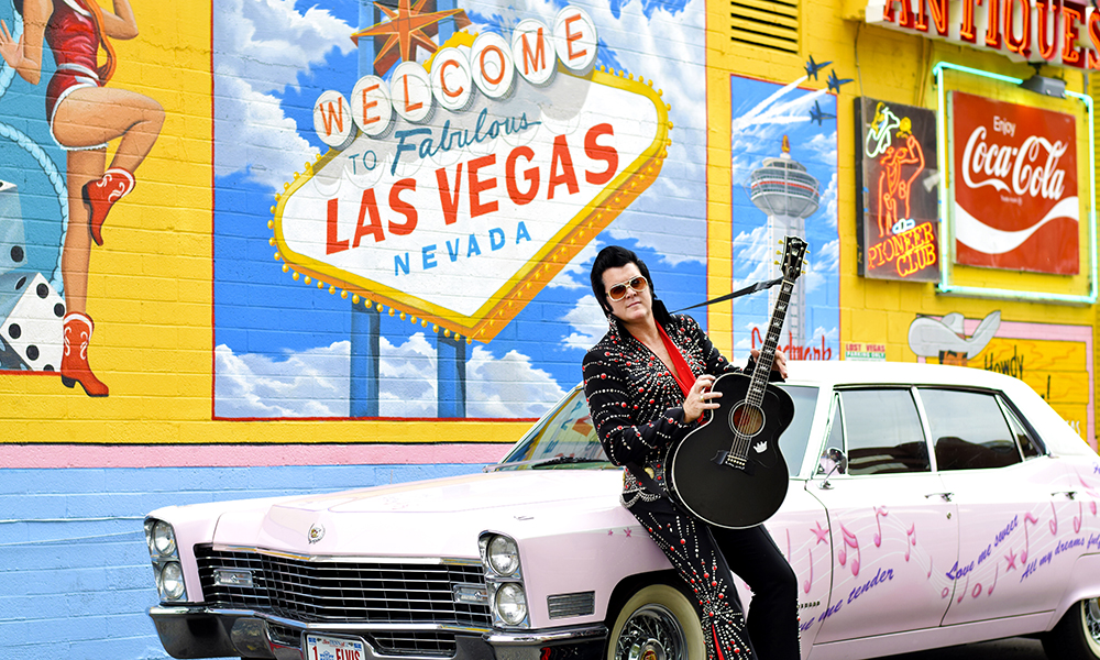 King of Rock'n Roll Brendan Paul (37) går på jobb utkledd som Elvis hver eneste dag. Foto: Mari Bareksten