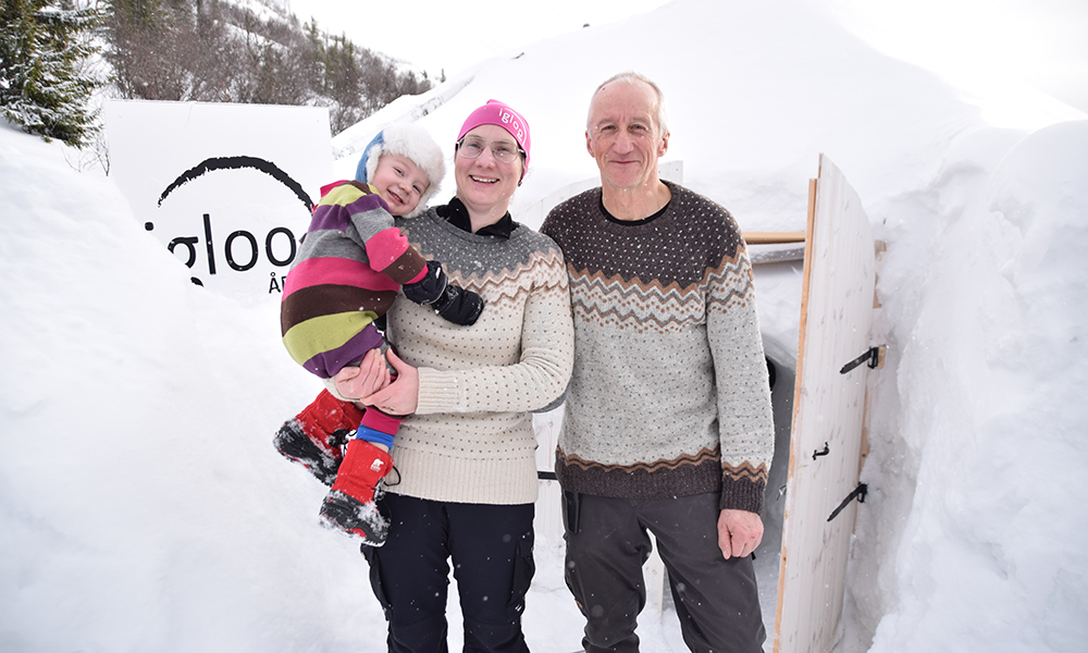 Ekteparet Håkan Hising (64) og Katarina Lidberg (39) åpnet iglohotellet i 2013, og har siden tatt imot gjester fra alle verdens hjørner. De har også arrangert flere bryllup, inkludert sitt eget. Foto: Mari Bareksten