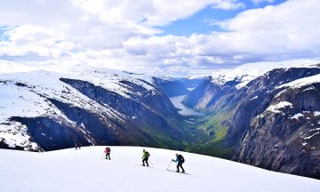Skituren er på sitt mest spektakulære når man møter de bratte sidene ned mot Simadalen, og når den hvite isbreen stuper ned i den grønne dalen mot Eidfjord. Foto: Mari Bareksten 