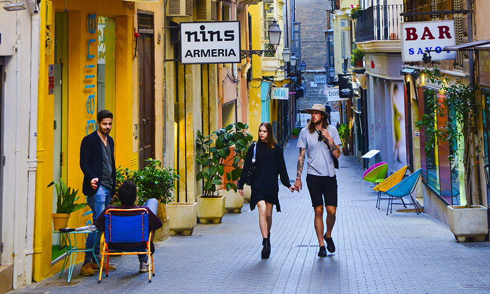 Palma de Mallorca er en av Europas koseligste byer med både små, trange gater og storslagne avenyer. Med arabisk, spansk, katalansk og romersk innflytelse er Palma en fest for alle sanser. Foto: Torild Moland