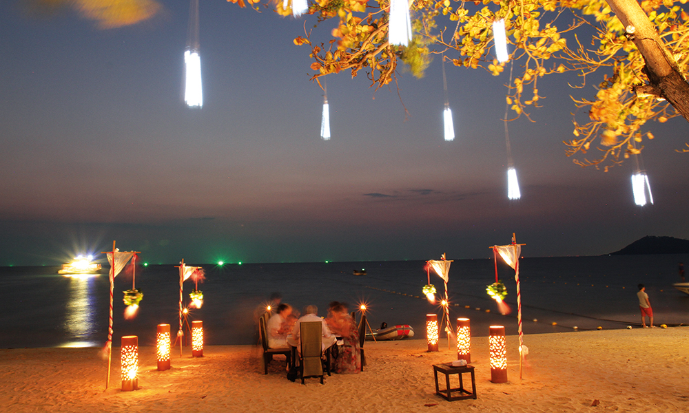 FANCY MIDDAG. En middag på stranden i solnedgang er nesten obligatorisk på en av de fine resortene som ligger langs stranda Ao Prao i vest. Foto: Runar Larsen