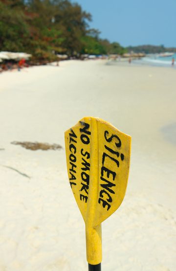 TOMME STRENDER. Koh Samet er generelt en rolig øy, ihvertfall langt roligere enn Hua Hin og Pattaya. Og jo lenger syd på øya, jo færre folk. Foto: Runar Larsen