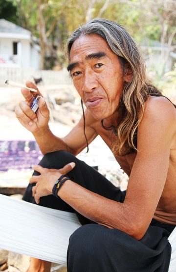  LOKAL IGGY POP: Jet Leang lever kunstnerlivet på stranda Ao Hin Khok. Foto: Runar Larsen