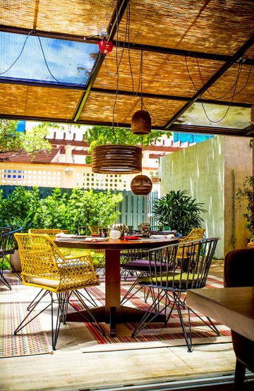På restaurant Klima er maten inspirert av MIddelhavet og servert i en hjemmekoselig bakgård. Foto: KLIMA 
