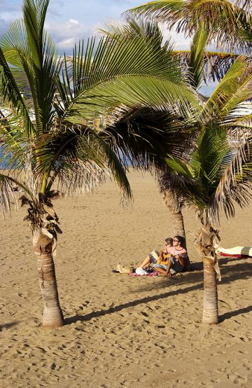 Det er mange gode grunner til å legge inn noen dager i Las Palmas, hvor du kan leve det gode strandliv midt i byen. Foto: Runar Larsen