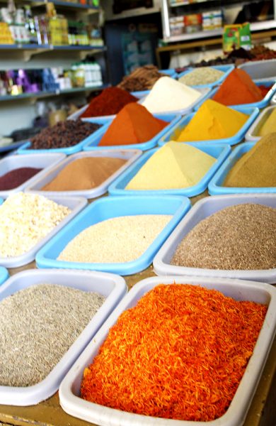 Fargerike krydderier på markedet i Aqaba by. Foto: Ida Anett Danielsen 