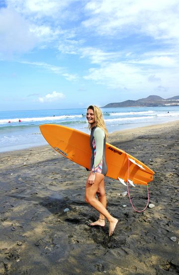 Nina Pajsas er ute med surfebrettet på Las Canteras-stranden mellom spansktimene. Foto: Runar Larsen 