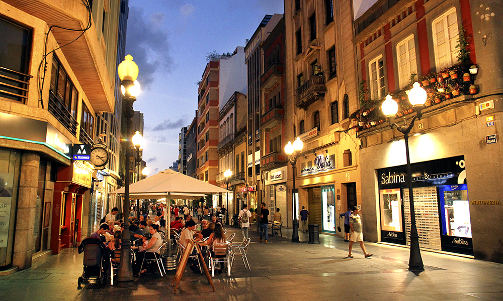Las Palmas har et levende sentrum med spansk storbysentrum, og i motsetning til mange steder på Gran Canaria er ikke turistene i flertall. Foto: Runar Larsen