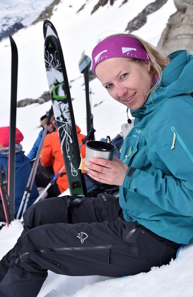 Både nistepakka og en pust i bakken smaker himmelsk godt etter at den bratteste delen av turen er overstått. Foto: Mari Bareksten 