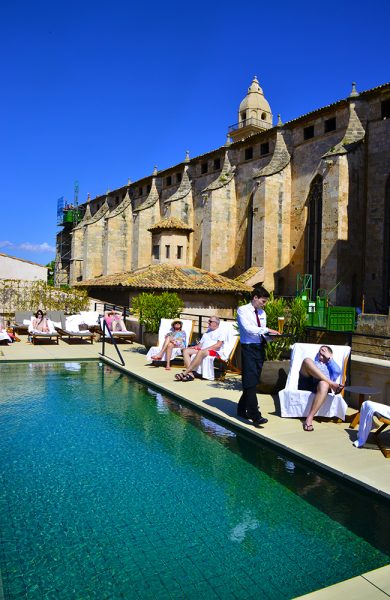 Palma har etterhvert fått en rekke lekre boutiquehotell, som Hotel Sant Francesc som ligger vegg i vegg med kirken ved samme navn. Fra takterrassen er det utsikt over store deler av gamlebyen. Foto: Torild Moland