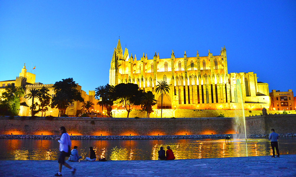 Den gotiske katedralen La Seu, eller Cathedral of Santa Maria of Palma, er Palmas ubestridte landemerke, og rager hele 44 meter fra bunn til topp – mange meter mer enn f.eks. Notre Dame. Foto: Torild Moland