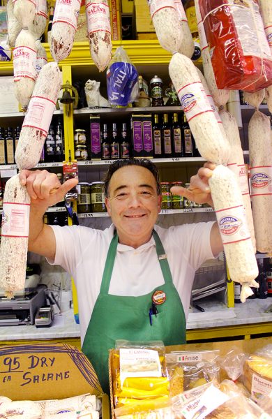 I Little Italy inviterer Vince Balistreri deg gjerne inn for en smak i butikken Molinari Delicatessen. Foto: Ida Anett Danielsen 