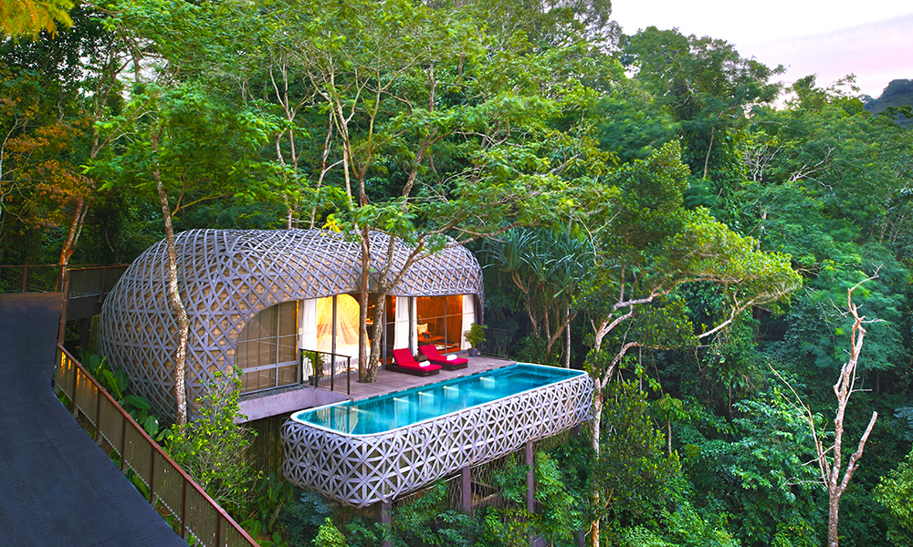 De spesielle bassengvillaene på Keemala Resort er tegnet av thailandske arkitekter, badekarene er hugget i stein og maten har et sunt og lokalt fokus. Foto: Keemala