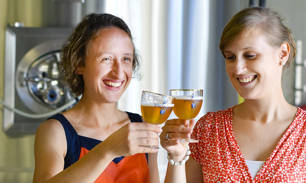 Menn og øl? Ikke i Flandern! Søstrene Anne-Catherine og Claire har tatt over bryggeriet Dilewyns etter faren. Foto: Mari Bareksten 