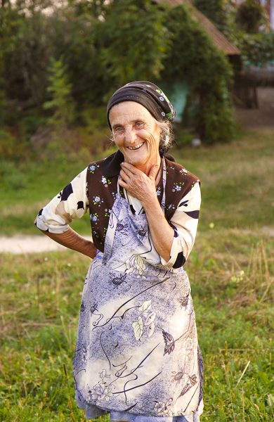 I sparsomt bebygde Rosia har tiden stått stille. Samtidig blir arbeidskraften stadig eldre; Maria (75) tar fortsatt i et tak ute på åkeren. Foto: Runar Larsen 
