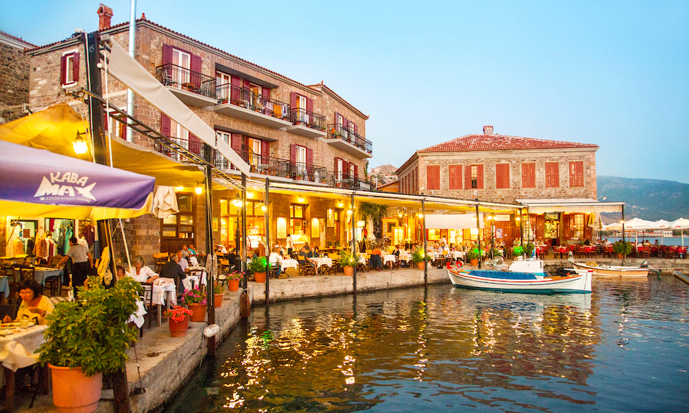 Helt gresk: Havnen ved Hotel SeaHorse er akkurat så sjarmerende som du drømmer om på ferie i Hellas. Foto: Ving