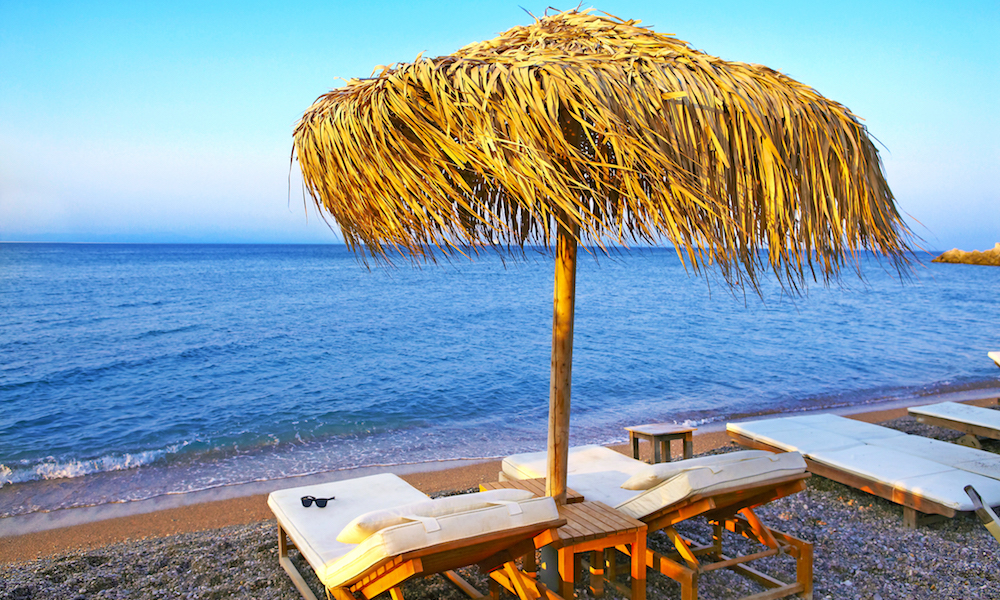 Fin strand: Mange elsker rullesteinsstranden ved Rhodos by. Foto: TUI