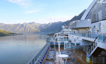 Nye Majestic Princess er kanskje et av de fineste cruiseskipene som noensinne er blitt laget. Her omringet av Kotors majestetiske fjell. Foto: Ida Anett Danielsen 