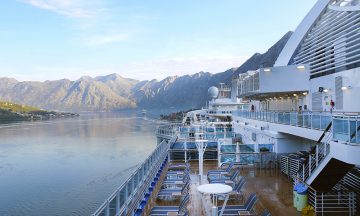 Nye Majestic Princess er kanskje et av de fineste cruiseskipene som noensinne er blitt laget. Her omringet av Kotors majestetiske fjell. Foto: Ida Anett Danielsen
