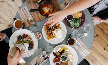De fleste vet å oppføre seg på restaurant – men noen tips kan det jo være lurt å få frisket opp i. Foto: Pexels