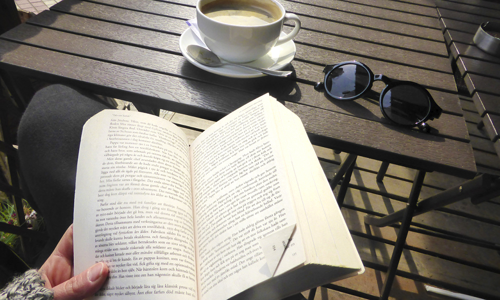 Om det blir kleint å sitte på kafé eller restaurant er det bare å ta med seg en bok eller annet tidsfordriv. Foto: Nellie Johansson