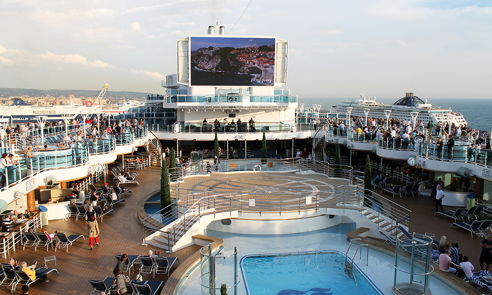 Nye Majestic Princess hadde sin første tur i Middelhavet i mai – her fra velkomstparty på dekk. Foto: Ida Anett Danielsen