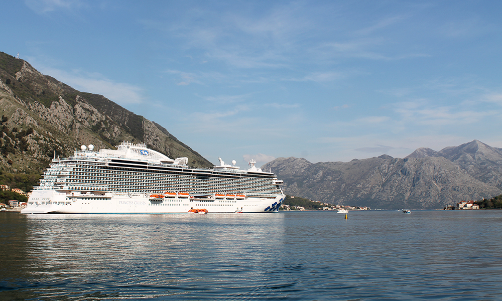 Et cruiseskip er som et flytende hotell, med basseng, solstoler og underholdning. Foto: Ida Anett Danielsen