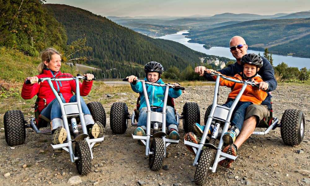 Aktiv moro: Å kjøre mountaincart er moro for hele familien. Foto: Explore Åre