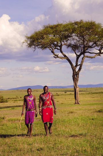 Viser vei: På safari i Kenya er masaienes lokalkunnskaper uvurderlige. For ikke å snakke om gjestfriheten! Foto: Ronny Frimann