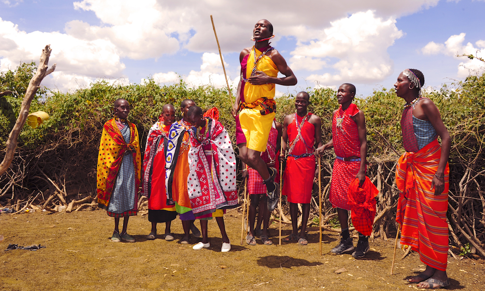 Tradisjon: I sine tradisjonelle shukaer er masaiene fargerike innslag på savannen. Og de er imponerende spreke! Bli med og test dine evner i hoppedans, og du skjønner. Foto: Ronny Frimann