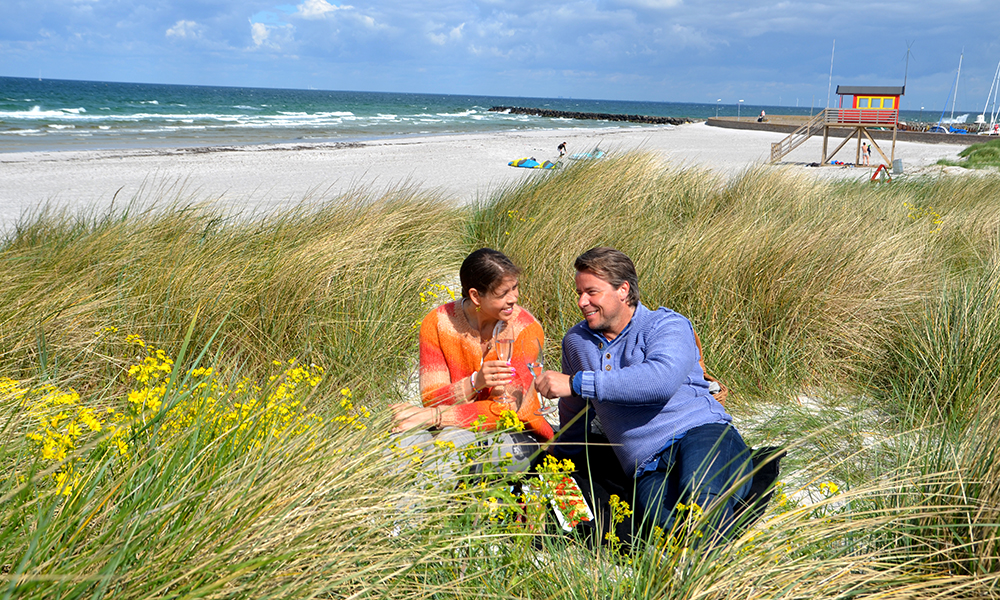 Piknik i sanden: Stranden ved Skanør er som skapt for en romantisk piknik i sanddynene. Foto: Marte Veimo