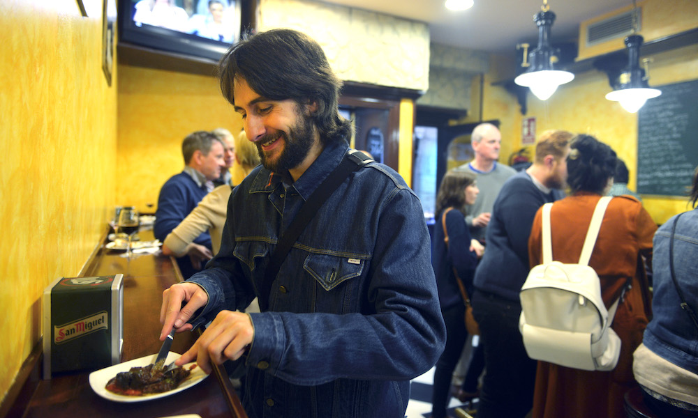 Borda Berri er for tida San Sebastiáns kanskje aller heteste adresse. Borja Garcia er spesielt glad i kalvekjaken og sopprisottoen til den enkelt innredede baren. Foto: Gjermund Glesnes