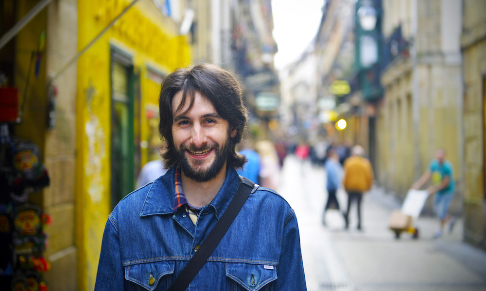 SPESIALIST: Borja Garcia fra San Sebastian Pintxos Tours begynte som matblogger. Nå bruker han oversikten over gamlebyens barer til også å hjelpe turister med å finne de beste pintxosene. Foto: Gjermund Glesnes