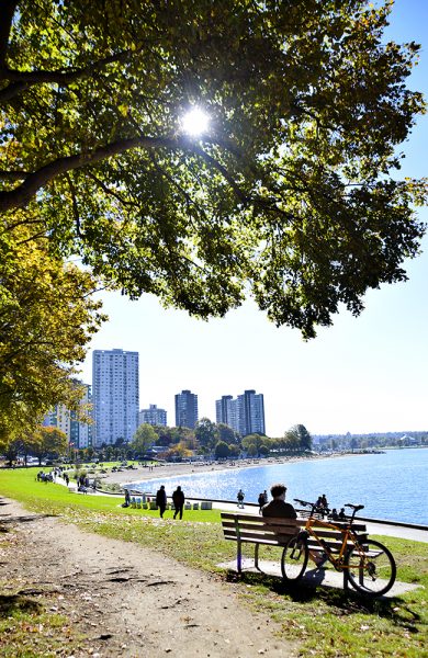 Vancouver har flere fine strender, og English Bay er en av dem. Ha piknik på gressletta eller nyt solen på en benk. Det er også et ypperlig sted å se solnedgangen. Foto: Mari Bareksten 