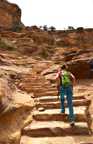 Vi sniker oss opp de berømte trappene, og inn bakveien til Petra. Foto: Torild Moland