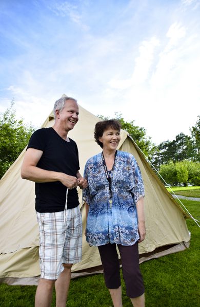 Rune Granberg og Siri Hallaren kjøpte først et telt til seg selv, før de skjønte at flere ønsket seg det gode liv på glamping. Foto: Mari Bareksten